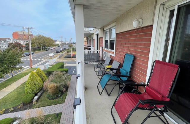 Entire condo w/private balcony & parking, 3 blocks from the beach!