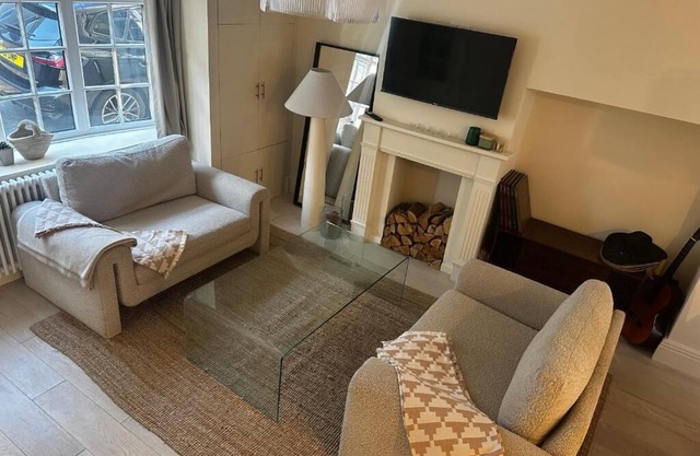 Entire Cosy Seaside Cottage - Minutes from the beach, shops and restaurants!