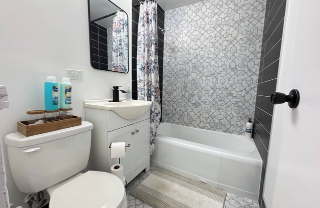 Entire Cozy Home + Free Wifi + Free Parking/Central location nearby freeway