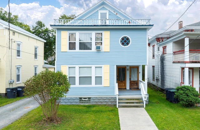 Entire duplex - Two Families - Baseball Complex - 5 minute walk to Downtown