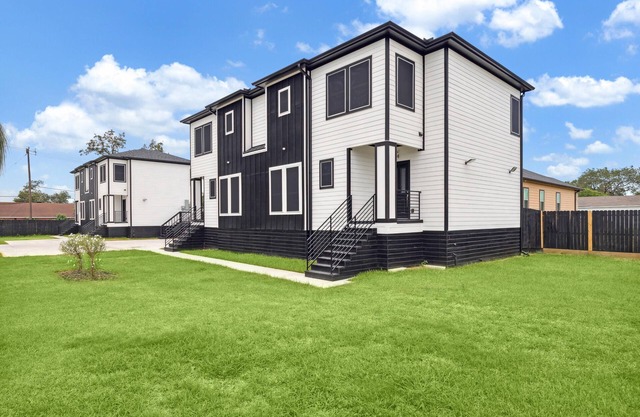 Entire Duplex with 6-beds, AC, WiFi and a View of Downtown Houston!