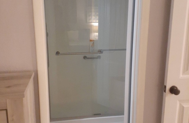 Entire Home, Fenced Yard, Bay Waterfront Boat Dock, Pets Welcome.