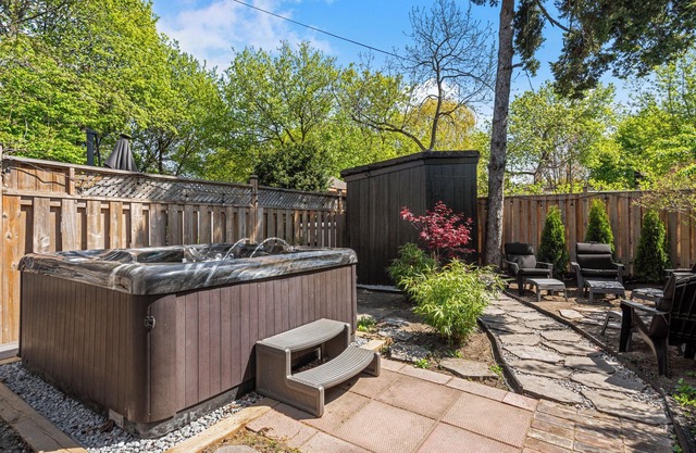Entire Home, Newly Renovated, Sleeps 6, Upper Beaches with Hot Tub and Parking