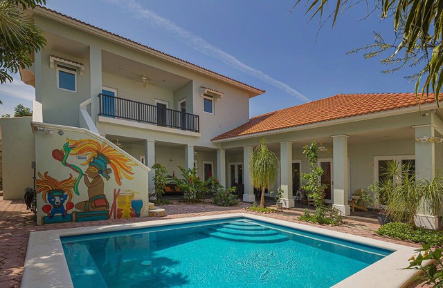 Entire Luxury Private Home - Walking distance to downtown dinning