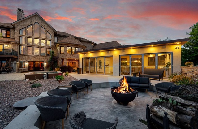 Entire mansion with indoor pool! Perfect for hosting groups. On Lake Michigan