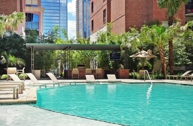 Entire Modern Downtown Apartment Ideal For Long-Term Stays