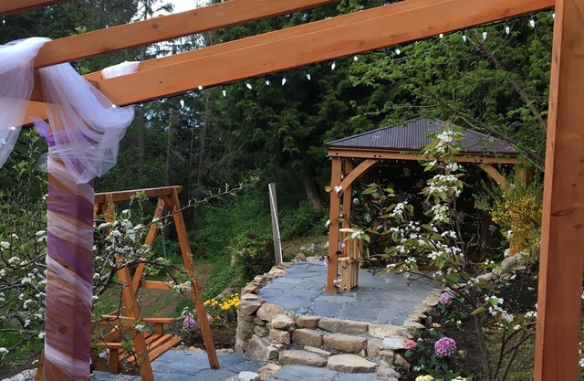 Entire room. Ocean,mountain view, hot tub,garden,deck,next to Mount Maxwell park