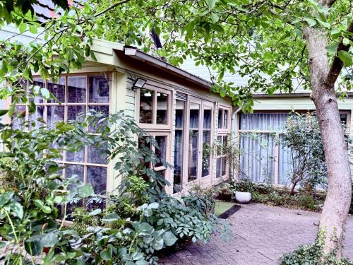 Entire spacious 6 persons house with a secret Forest Garden