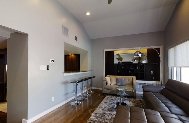 Entire two-unit four-story townhouse, for multi-family vacations; free parking