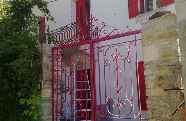 Epavli Sofia 1st floor apartment 30 metres from the sea