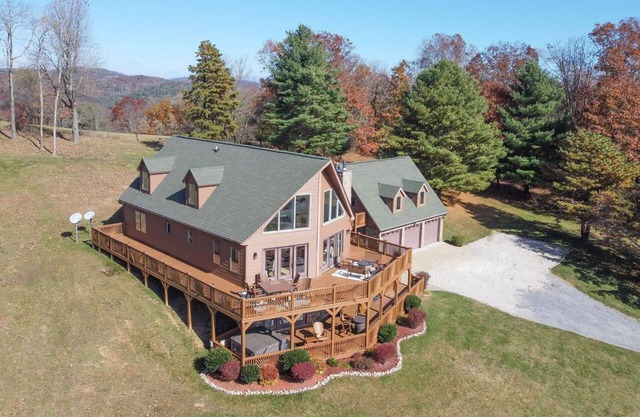 Epic Mountain Views, Hot Tub and Privacy at Harvest Moon Lodge and Retreat!