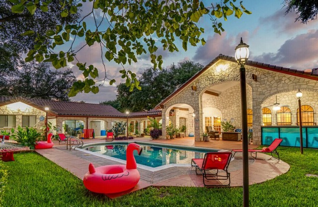 EPIC NEW LISTING - Spanish Hacienda - Heated Pool - Game Room - Sleeps 16