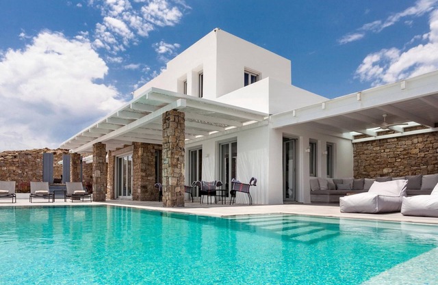 Epic Twin | Luxurious 14 bedrooms villa for 28.