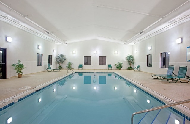 Equipped Studio with Free Wi-Fi, Pool Access + Free Breakfast