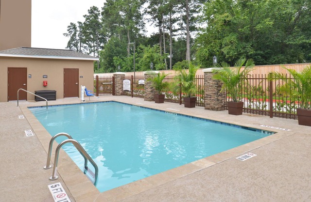 Equipped Suite Near Houston | Shared Outdoor Pool