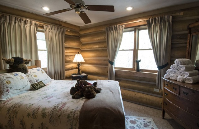 Erikas Dream - Handcrafted Log Cabin near River