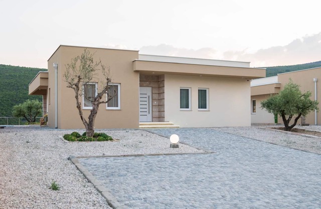 Ero modern holiday home with pool and jacuzzi overlooking Trebizat river.