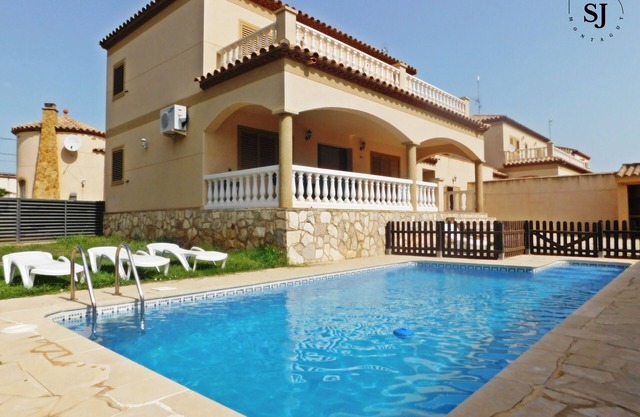 Pleasant villa with pool (A)