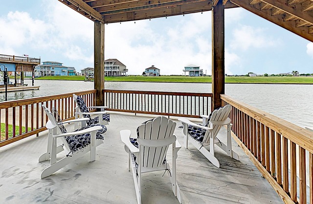 Escape | Canal Front | Boat Deck | Fishing Spot