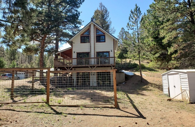 Escape to cozy Cotopaxi cabin, just a quick drive away from Arkansas River