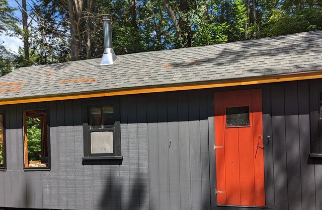 Escape to nature! Cozy cabin near the river and on the snowmobile & bike trails!