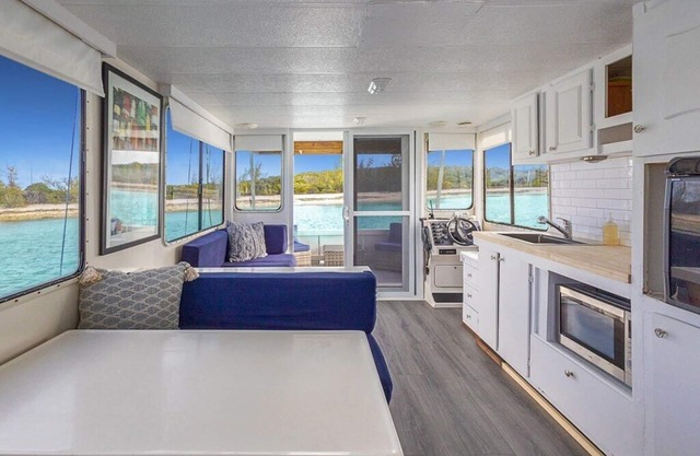 Escape to Pineapple! Enchanting 1-bedroom house boat in George Town.