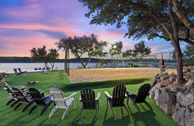 Escape to Reames Dream BnB: Lakefront bliss with sand volleyball awaits!