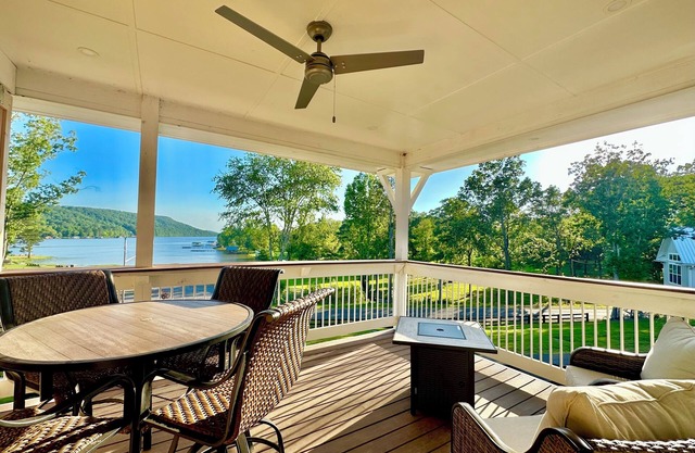 Escape to “Studio A”! Lake, Pool, Splash Pad, Hot Tub, Kayaks, fire pit, etc.!