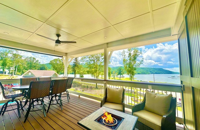 Escape to "Studio B"! Lake, Pool, Splash Pad, Hot Tub, Kayaks, fire pit, etc.!