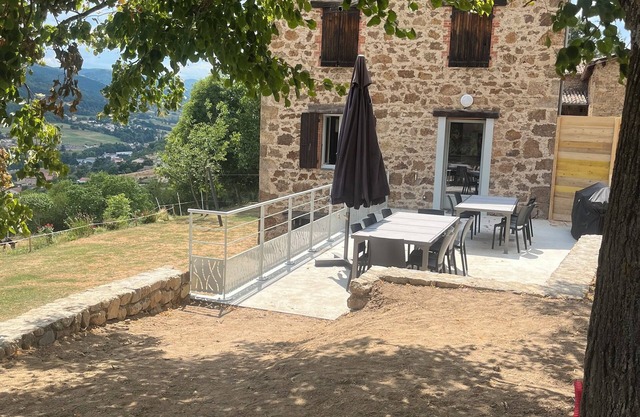 Escape to the Ardèche forest - quiet gîte, swimming pool and animals, Domaine Solio