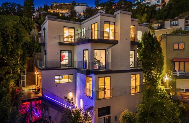 "Escape to the Hollywood Hills: Luxurious Retreat with Stunning Panoramic Views"