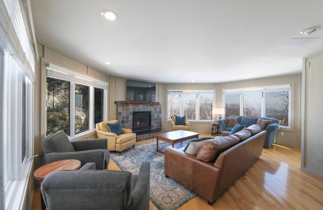 Escape to the Mountains! 4BR/4BA Retreat Perfect for Families, Adventure Awaits!