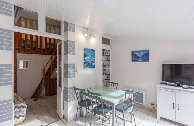 Escape to the Pyrenees: Cozy Apartment with Balcony, Parking & Pet-Friendly