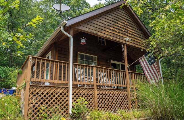 Escape to your cozy Luray cabin, just a hop away from Luray Caverns