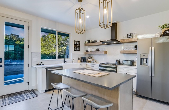 Escondida Farmhouse: Tesla Chargers, Modern Comfort, Wineries & Wedding Venues