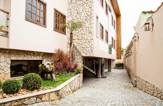 ESPAÇO 250 - Apto mobiliado, 3 quartos, sendo uma suíte, banheiro social, cozinha completa, sala de estar, ar condicionado, tv e internet