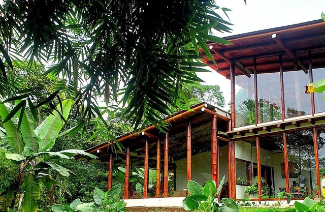 Espectacular Casa de Diseñador Completamente Equipada y Rodeada de Naturaleza