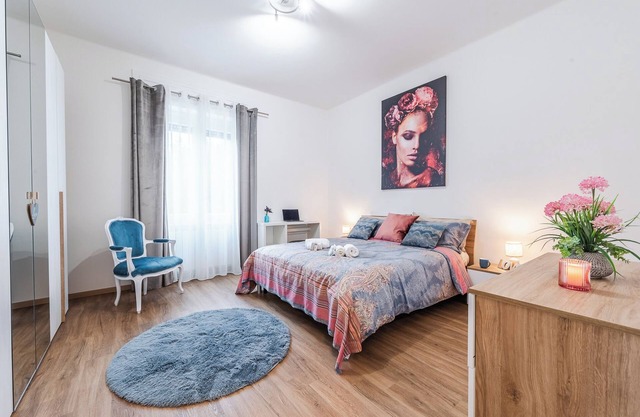 *[Essenza Moderna]* near Hospital and Center