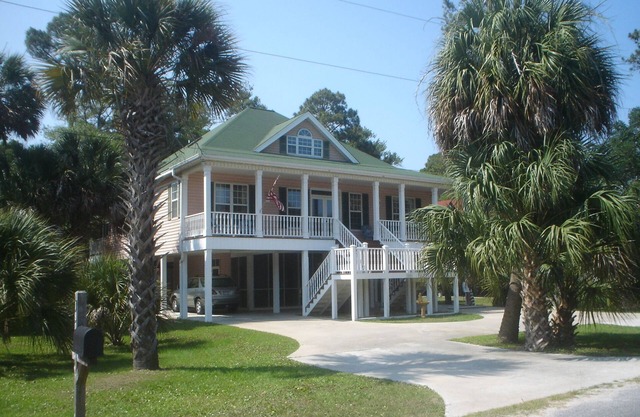 Est 1995: A meticulously kept/modernly appointed/classically designed beachhouse