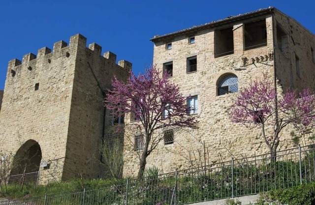 Est Locanda, panoramic apartment with garden on the medieval walls of the town