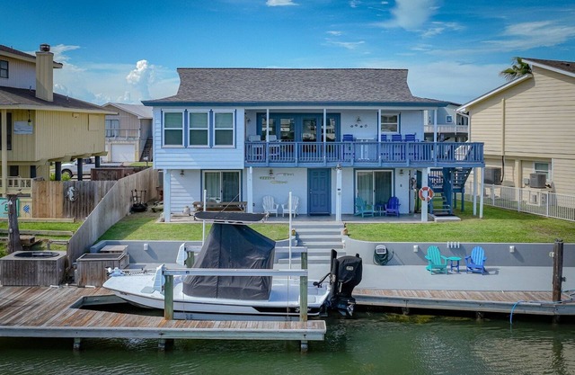 Estes Oasis! Canal front home with private lighted dock! Views! Foosball game