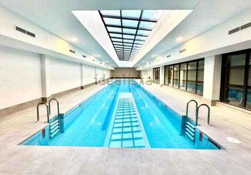 Estudios Homer y Disney con piscina climatizada, piscina exterior,gimnasio, coworking, padel,Netflix y wifi gratis