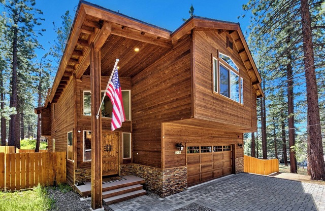 Evergreen Elegance: Boat Parking, Close to Lifts, Lake & Trails