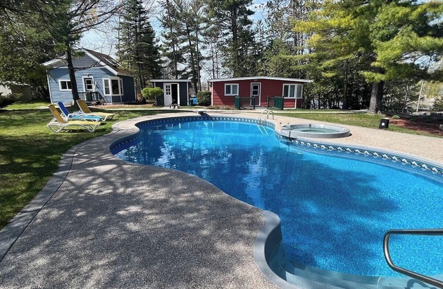 Evergreen Gardens Resort - Lovely Water Front with pool The Fiddlers Green