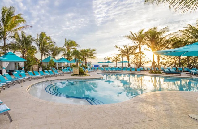 Everything You Need For The Perfect Vacation! 2 Relaxing Units, Pool, Beachfront