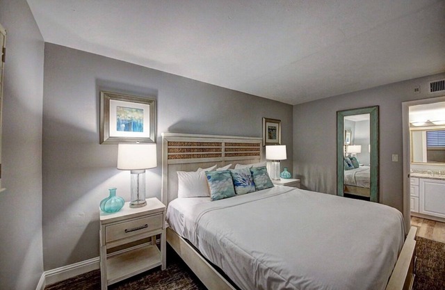 Everything You Need For The Perfect Vacation! Free Parking, Beach and Pool