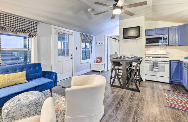 Ewing Cottage Escape w/ Deck & Fire Pit!