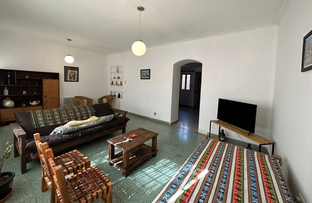 Excelente ubicación hermosa y amplia casa. A solo 5´ del centro de Mendoza