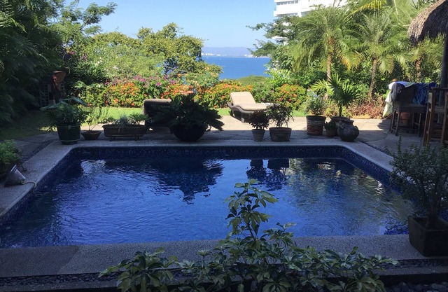 Excellent residence for a holiday. own pool, BBQ, grounds with view of the Bay
