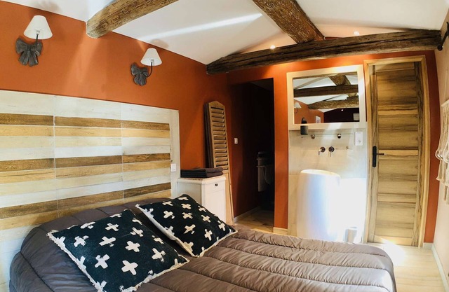 Exceptional 12-Person Cottage: Suites, Private Pool & Leisure